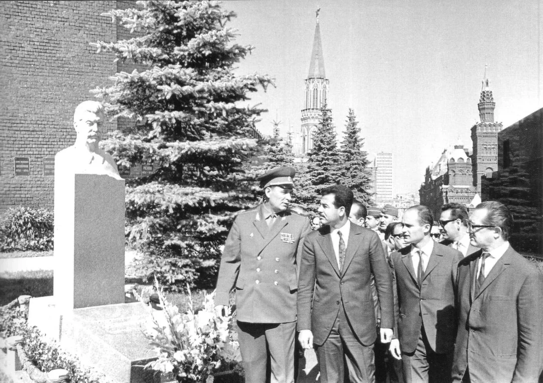 Saddam Hussein visiting the tomb of Joseph Stalin 1972 [1091 × 766]