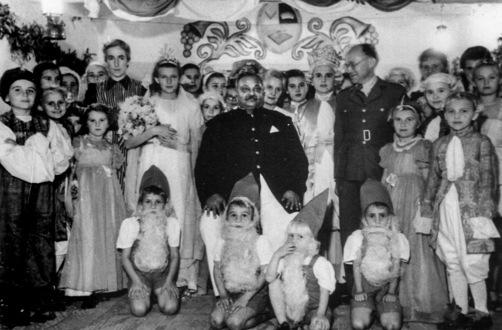 During World War II, Maharaja Jam Sahib Digvijaysinhji Ranjitsinhji of Nawanagar (Gujarat) saved over 1,000 Polish children and women refugees by providing shelter, education, and food in the Balachadi camp (1942–1946) [980×644]