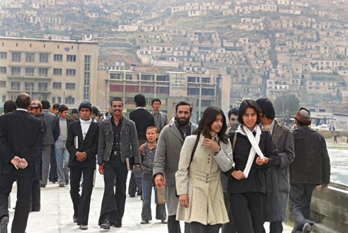 Old photo of downtown Kabul Afghanistan taken in early 1979, before the Soviet invasion. [1179×786]