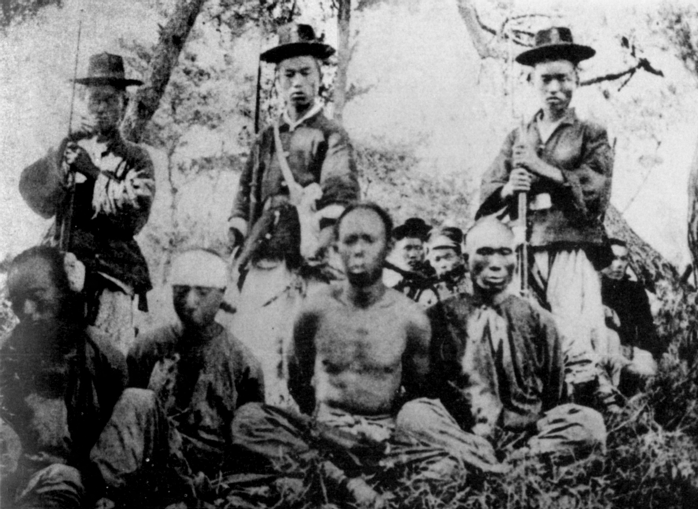Korean soldiers guarding the Qing army defeated by the Japanese army in Pyongyang during the First Sino-Japanese War in 1894 [1000 x 730]