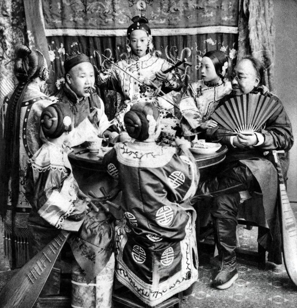 Wealthy merchants in Beijing dining with courtesans, 1900 [958×993]
