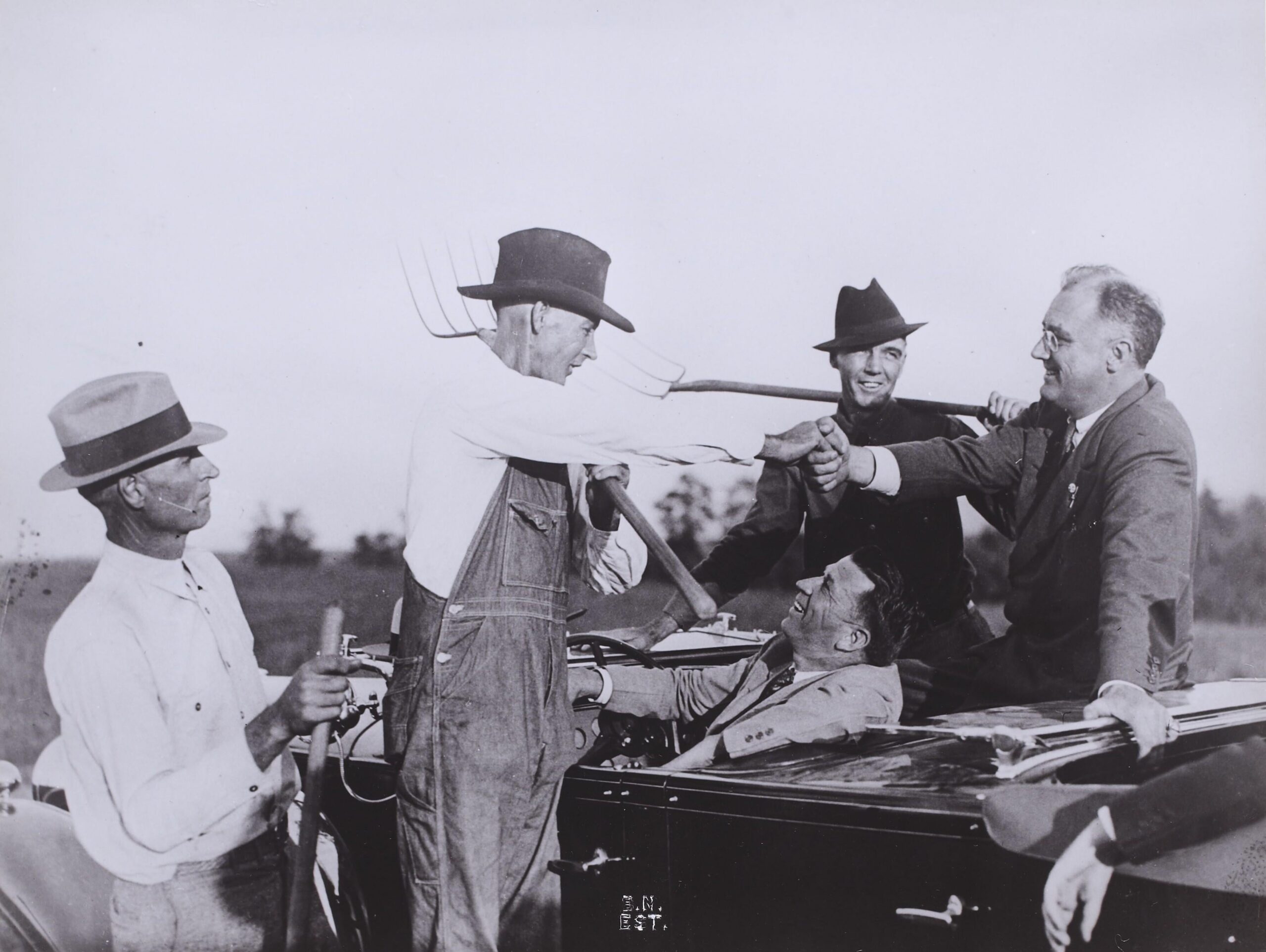 US Presidential candidate Franklin Delano Roosevelt chatting with farmers near Warm Springs, Georgia, during the 1932 presidential campaign. FDR ran on the promise of bringing a wide variety of much needed improvements to rural Americans. (3586×2968)