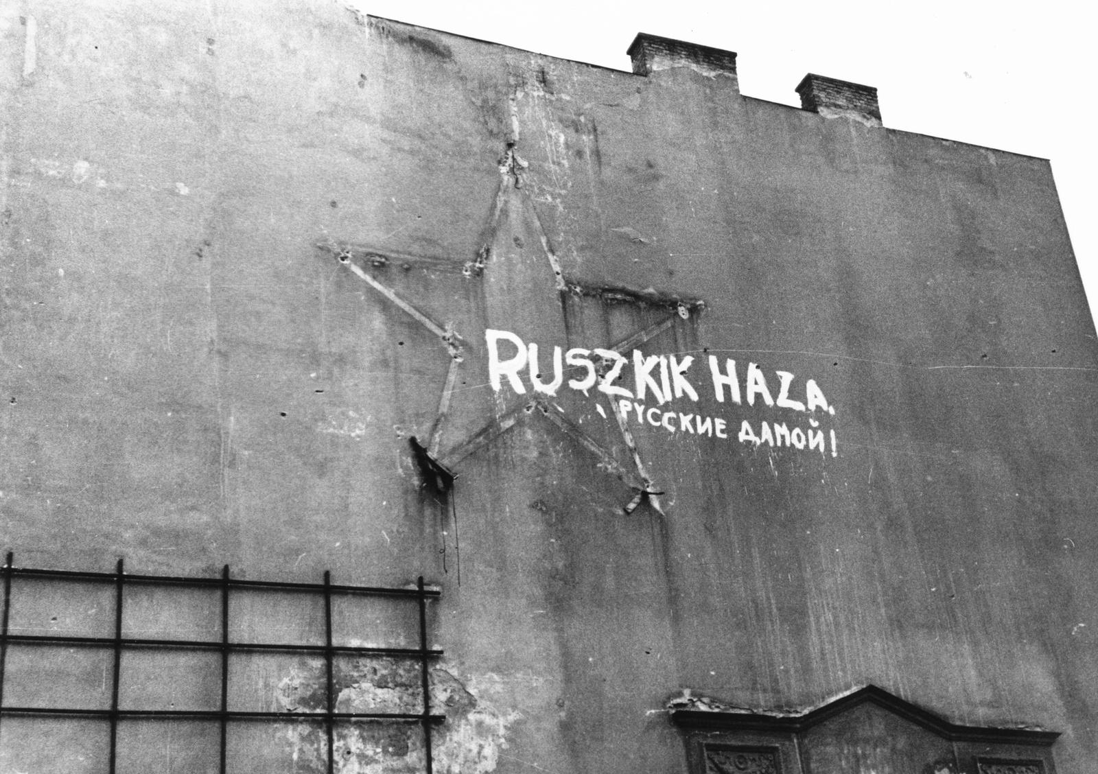 “Ruskis! Go Home!”: graffiti painted in place of a torn-down Red Star during the Hungarian Revolution, central Budapest, 1956 [1600×1128]