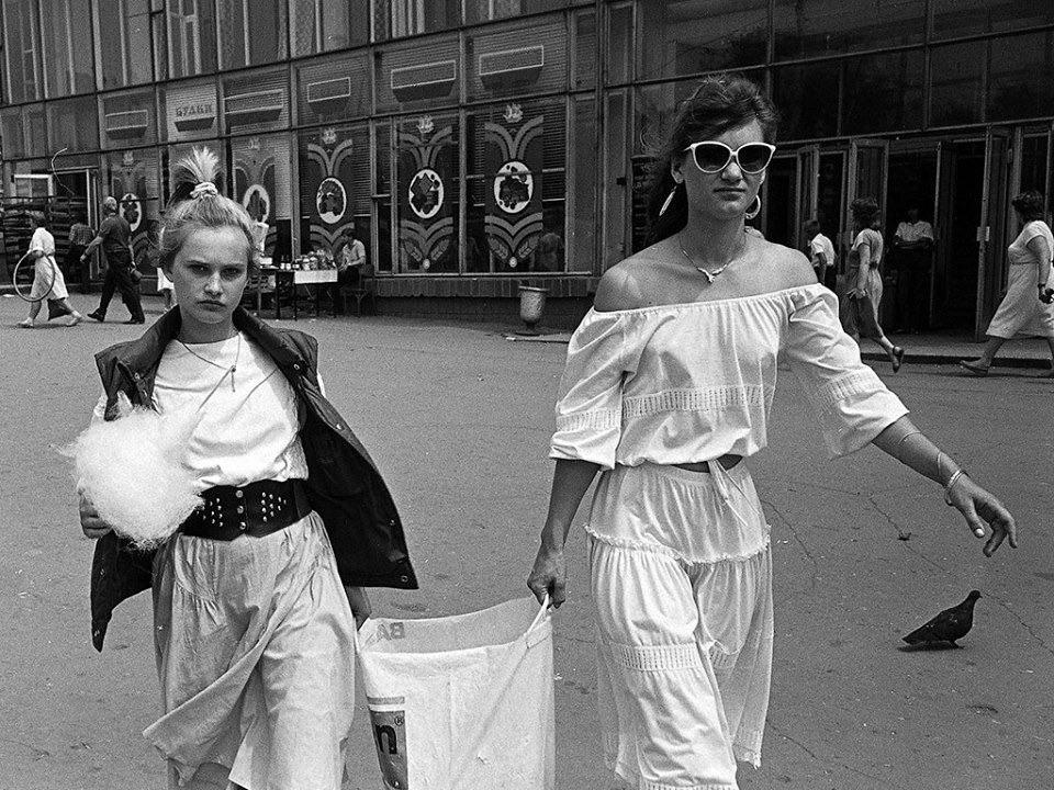 Street scene with women walking in the city of Donetsk – Donbas, Ukrainian SSR, Soviet Union, c. 1987 – 1988. [960 x 720]