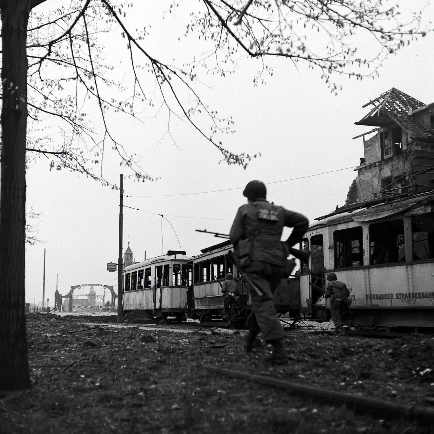 US Soldiers with the 84th Infantry Division “Railsplitters” advance in Duisburg, Germany – April 1945 [1440×1440]