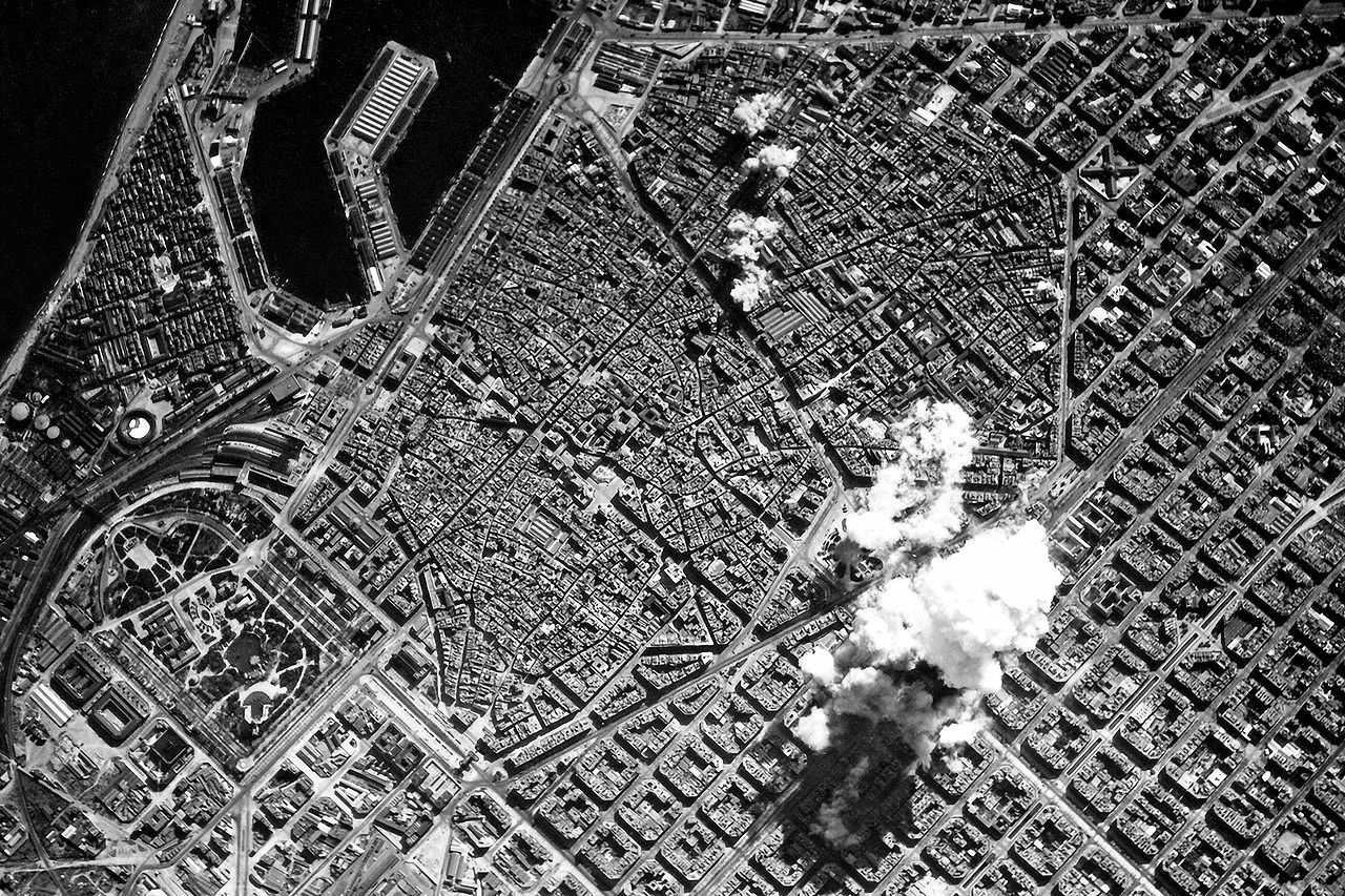 The 1938 bombing of Barcelona by Axis-supported Nationalist forces. [2048×1364]