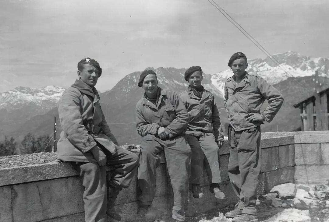 Soldiers of the 2nd Armored Division posing on the balcony of Hitler’s Eagle’s Nest, 1945. [1080×729]