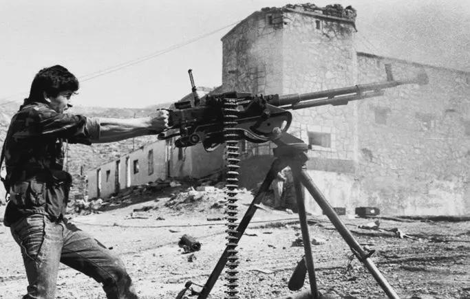 A Kurdish fighter fires at Saddam regime forces’ positions with DShK M1938 in northern Iraq during the Iraqi uprising in 1991. [683×435]