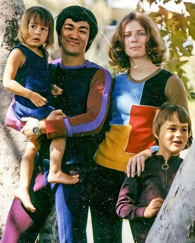 Family outing, Bruce Lee with his wife Linda and their kids Brandon and Shannon, 1970s [584×729]