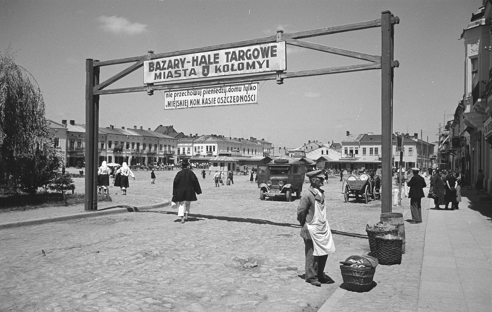 Market Square in Kołomyja, Poland (now Ukraine), 1938. [1600×1015]