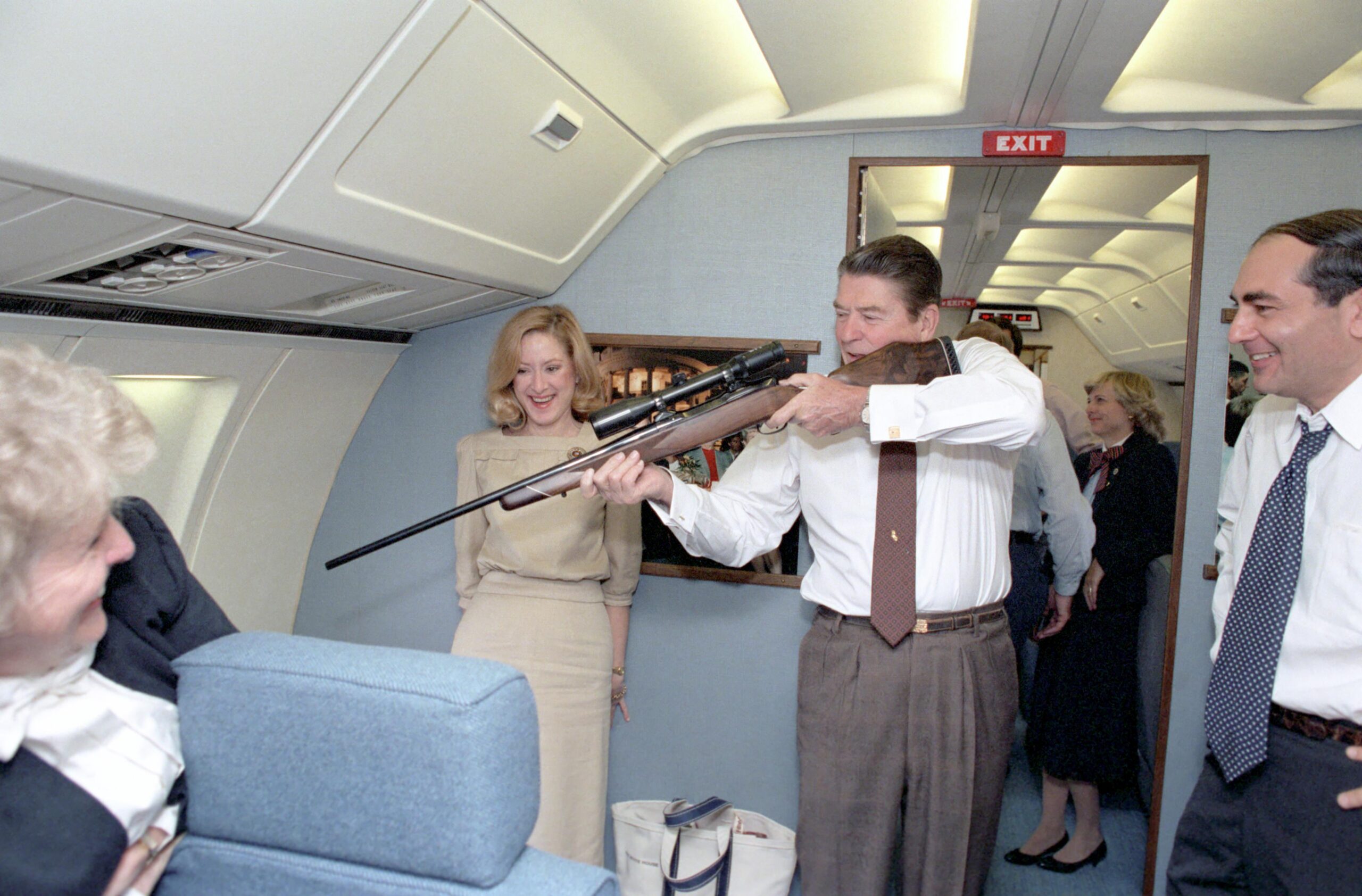 American President Ronald Reagan aiming a rifle aboard Air Force One, 23 November 1983. [4000 × 2632]