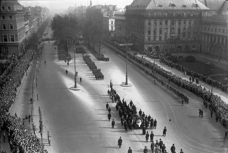 Berlin, 1929: Hundreds of thousands give the coffin of Gustav Stresemann the last escort. With Stresemann, the Weimar Republic lost its greatest statesman. And after his death, the decline of the Republic began [800×537]