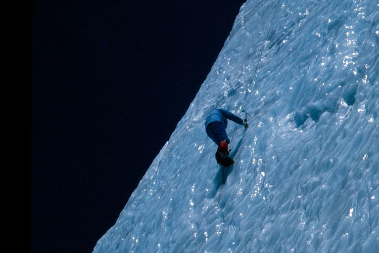 [750×500] Italian mountaineer Reinhold Messner on Annapurna’s unclimbed Northwest Face, 1985. He would summit the frozen face despite a storm on April 24.