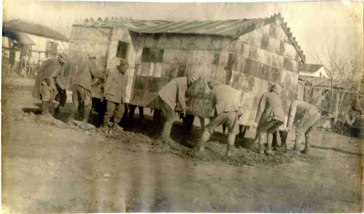 In camp, moving a hut. 1916-1918 [1200×705]