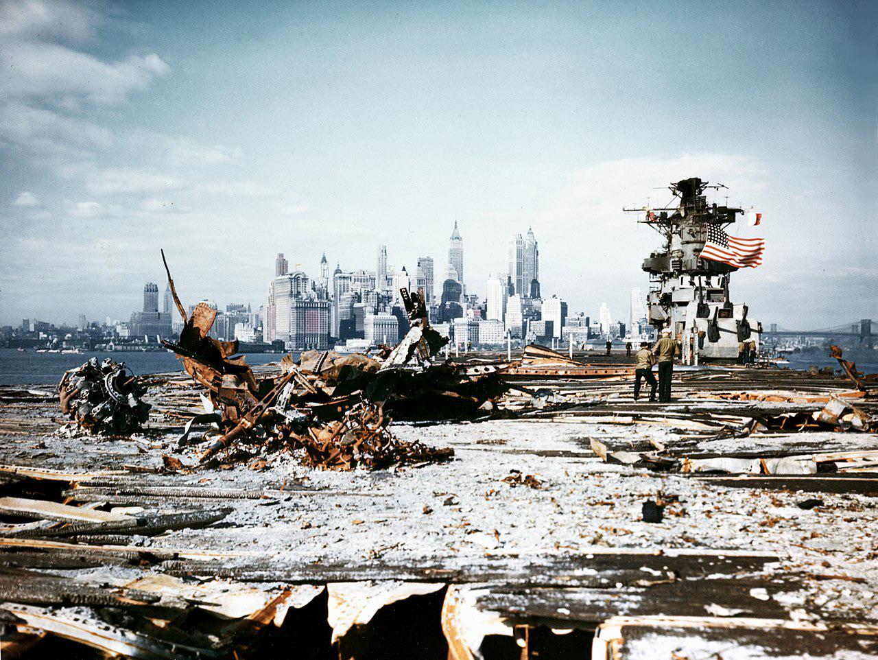 The damaged USS Franklin (CV-13) approaches Manhattan to dock at the Brooklyn Navy Yard on April 28, 1945, its deck scarred with melted metal and wreckage. The destruction was caused by a March 19 dive-bomber attack near Japan that kılled over 800 crew members. [1280×962]