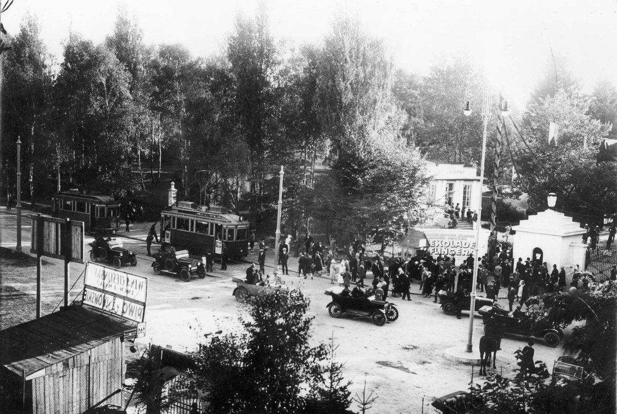 Main entrance of Eastern Trade Fair in Lwów, Poland (now Ukraine), 1930s. [1200×805]
