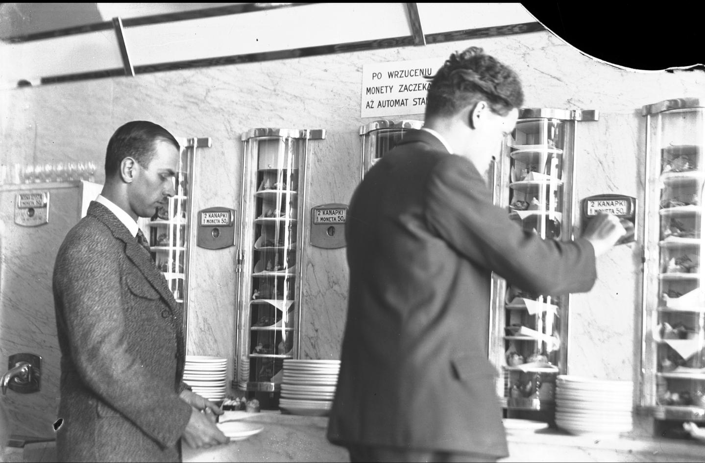 Automatic beer and sandwich bar in Kraków, Poland, opened on 22 May 1931. [1439×945]