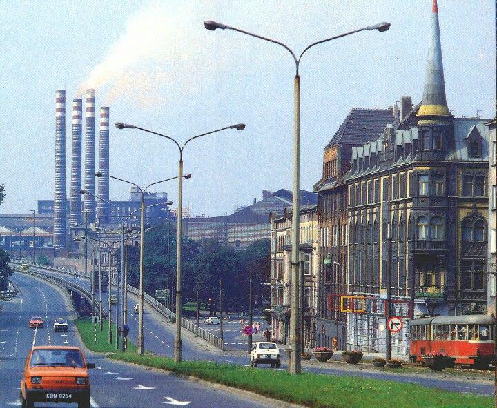 View of ‘Ulica Katowicka’ – with the Kościuszko Steelworks in the background – in the city of Chorzów, Poland, c. 1980s. [720 x 592]