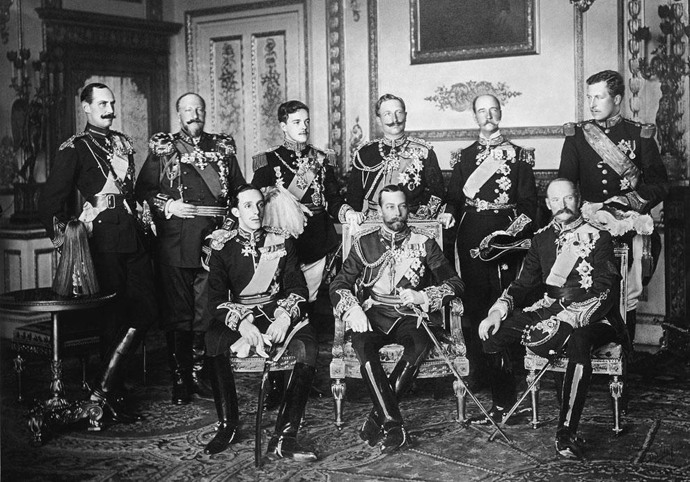 Nine European kings posing together in 1910. Four years later, most of them would be at war. [991×693]