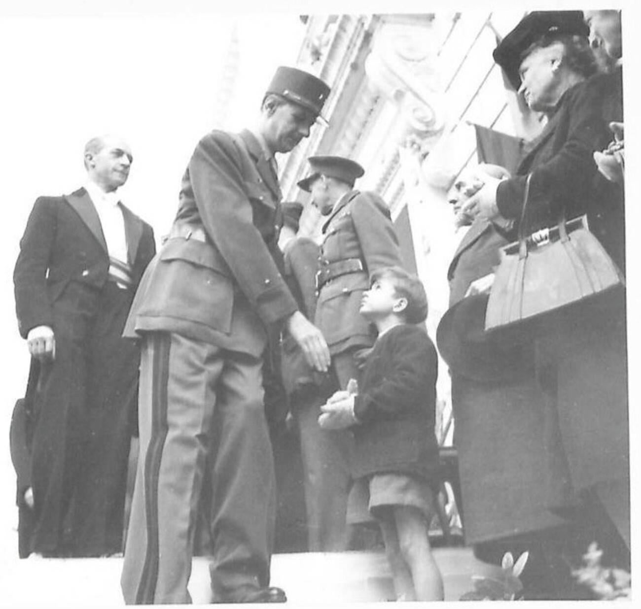 French General and ‘Free France’ chairman Charles De Gaulle shakes hands with a young boy, 1940’s. (650×618)