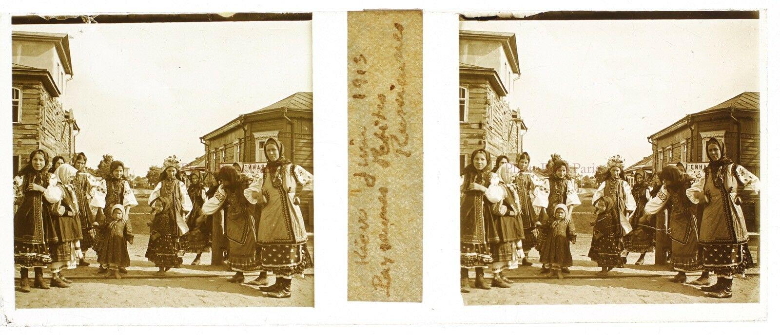 Women and children in traditional Ukrainian dress on a street in Kyiv, stereoscopic photograph, 1913 [1600×702]