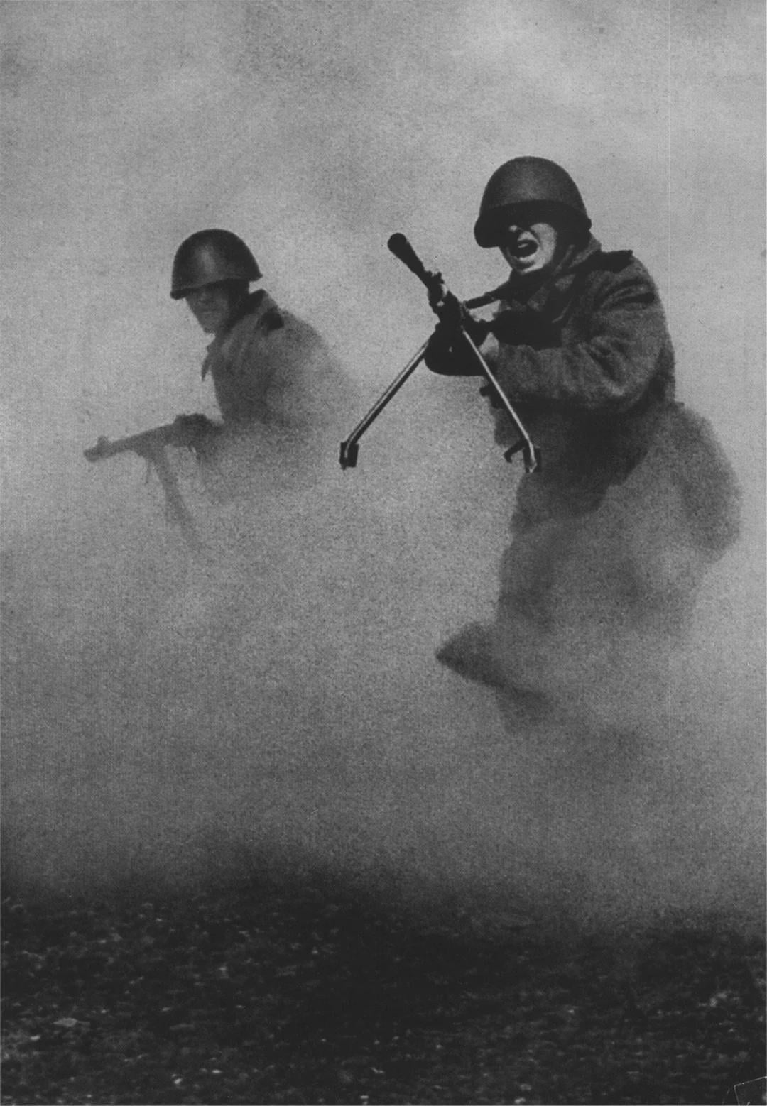 “Soviet soldiers fighting till their last breath”, 1943. [1080×1558]