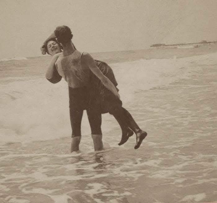 A couple playing on the beach in 1897 [1200×900]