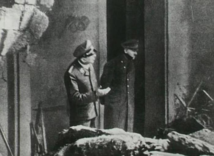 Last known photo of Hitler at the entrance to the Bunker where he died hours later, 1945. [700×510]