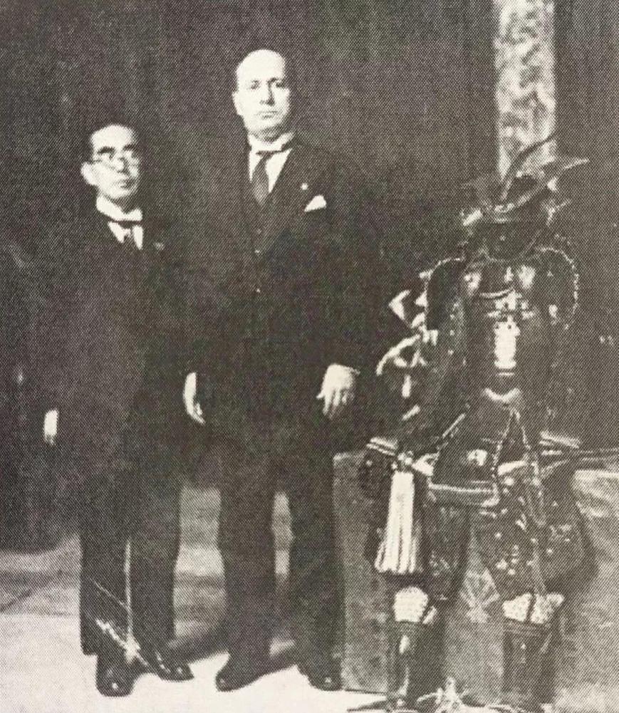 Italian dictator Benito Mussolini & his friend Harukichi Shimoi with a set of Samurai armor gifted to him by Shimoi personally, 1920s. A noted Italophile, Shimoi lived in Italy for decades, served in the Italian army, marched on Fiume & later Rome, & was an early supporter of Fascism (879×1024)