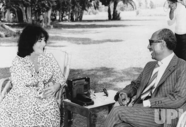 Egyptian president Anwar sadat meets with Elizabeth taylor during her 1979 visit to Egypt, during her visit she would also befriend sadat’s wife jehan and they would stay in touch even after sadat’s assassination. Photo taken September 17, 1979 (650×444)