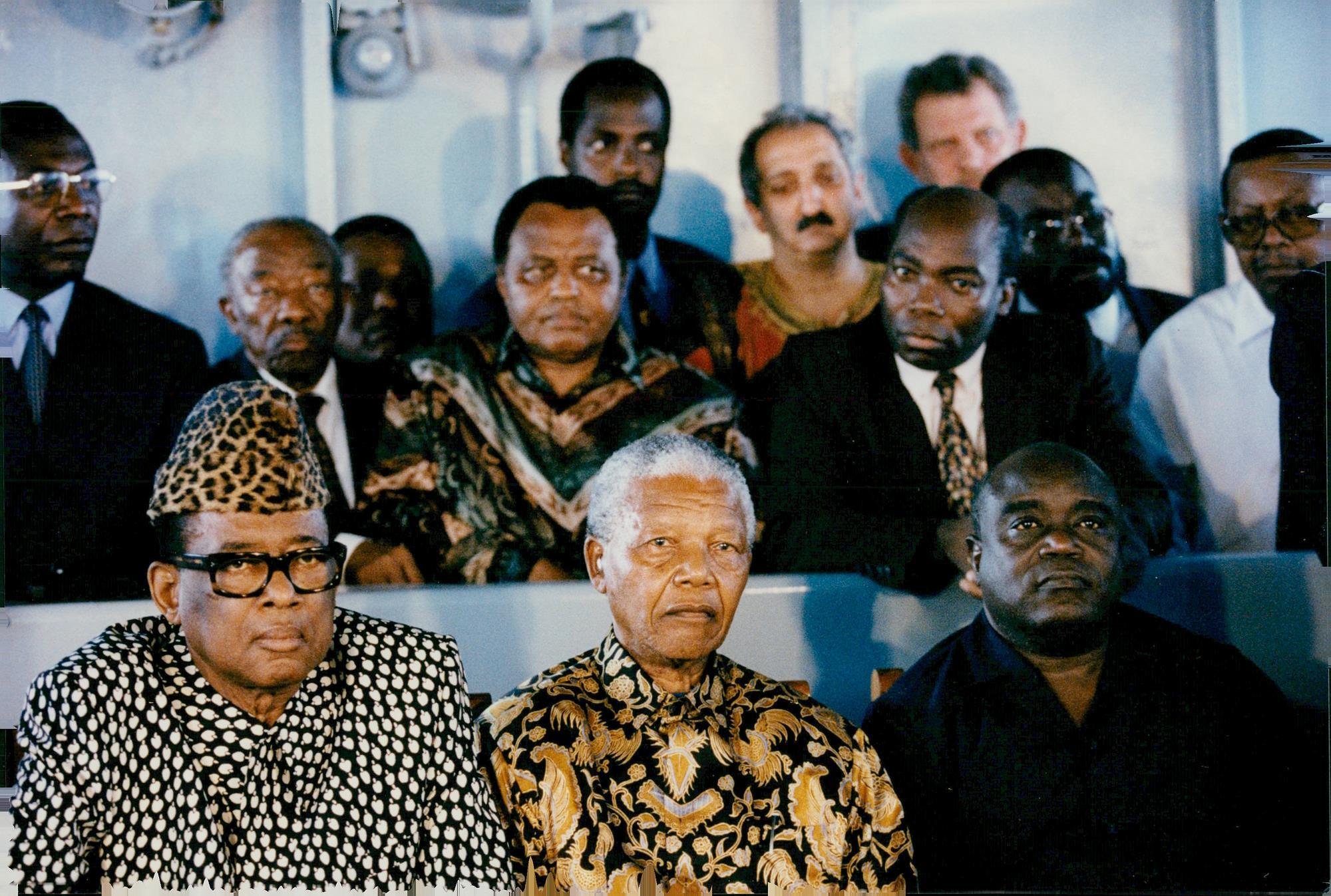 South African President Nelson Mandela meeting with Zairean dictator Mobutu Sese Seko & Congolese rebel leader Laurent-Desire Kabila in an attempt to mediate peace negotiations between the two in the final months of the First Congo War, 1997. Talks failed & Mobutu was driven into exile (2000×1347)