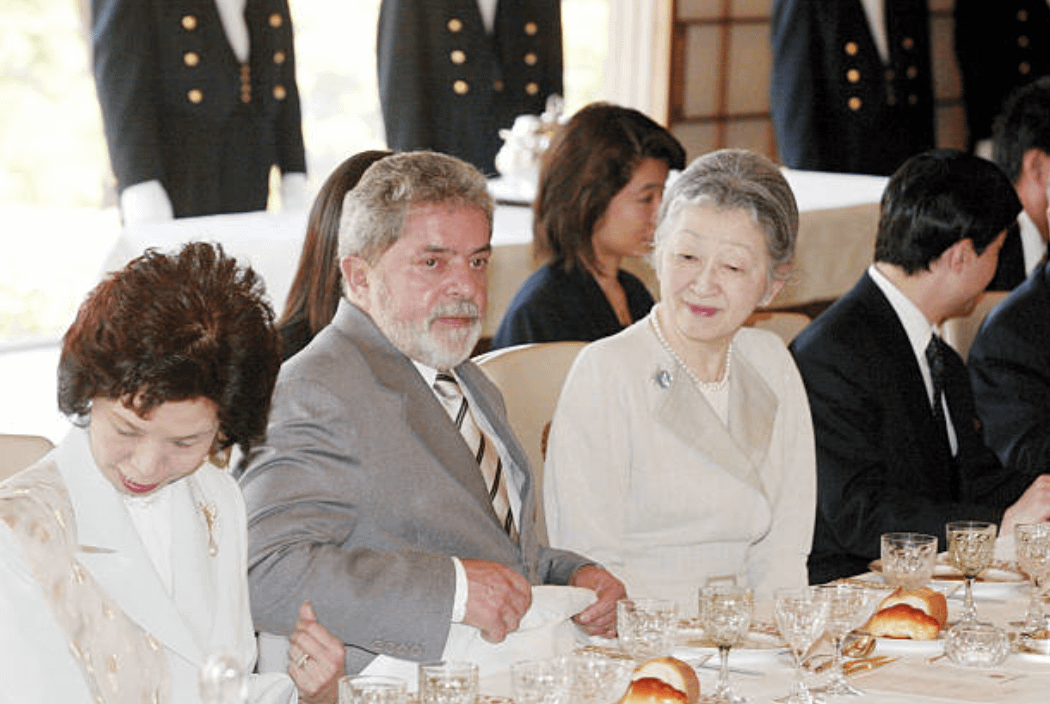 Lula dines with Empress Michiko at the Imperial Palace, Tokyo [1050 × 704] (2005)