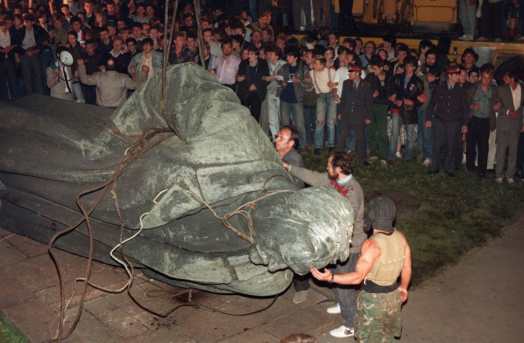 A crowd in Moscow watching a statue of the KGB founder Dzerzhinsky being toppled during the fall of the Soviet Union. (1991) [2000×1310]