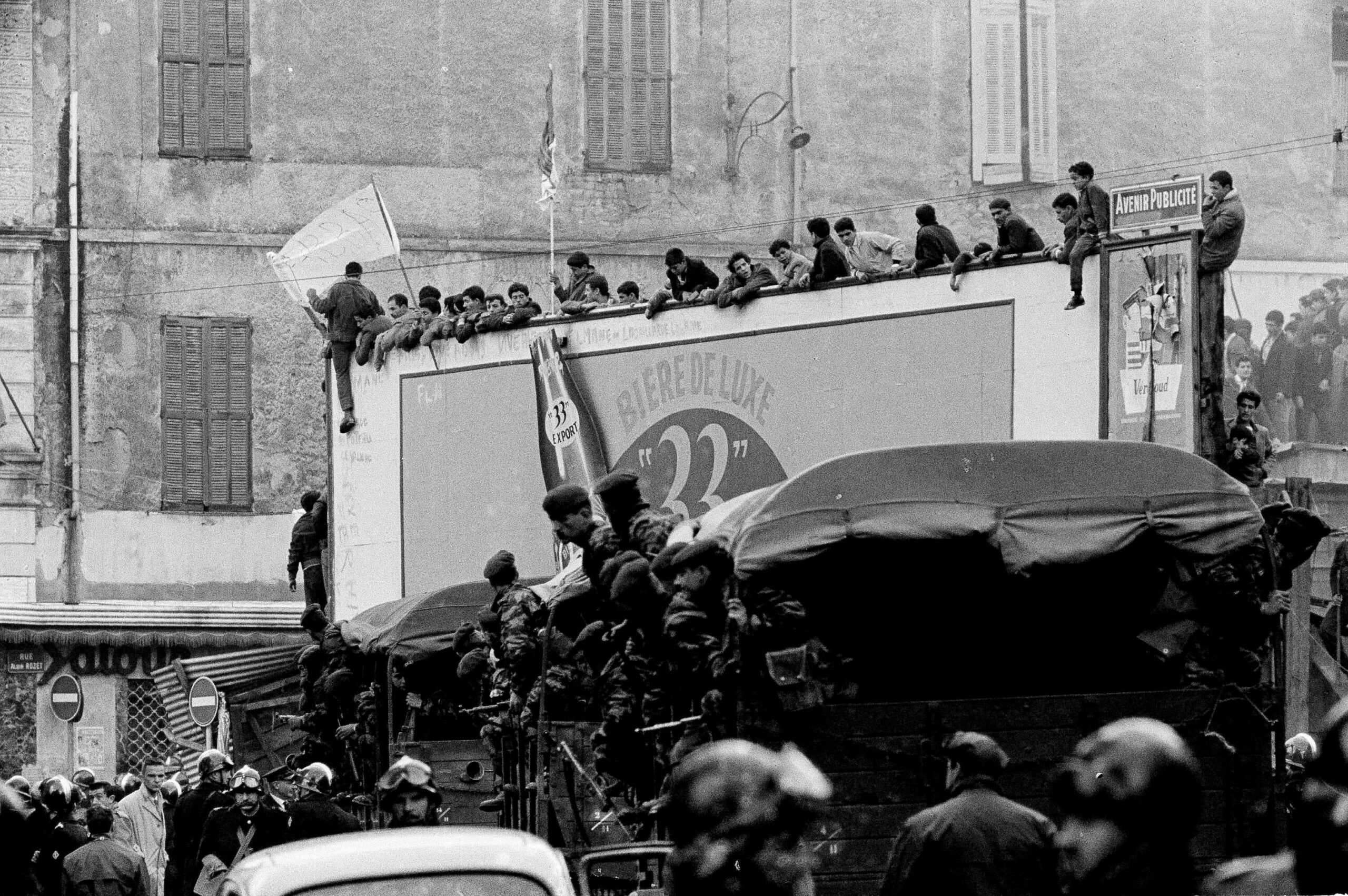 French paratroopers trying to disperse Algerian independence demonstrators in Algiers. The mass uprising, triggered by De Gaulle’s visit to Algeria, proved that nationalist sentiment remained overwhelming despite years of French military suppression. (1960) [3000×1995]