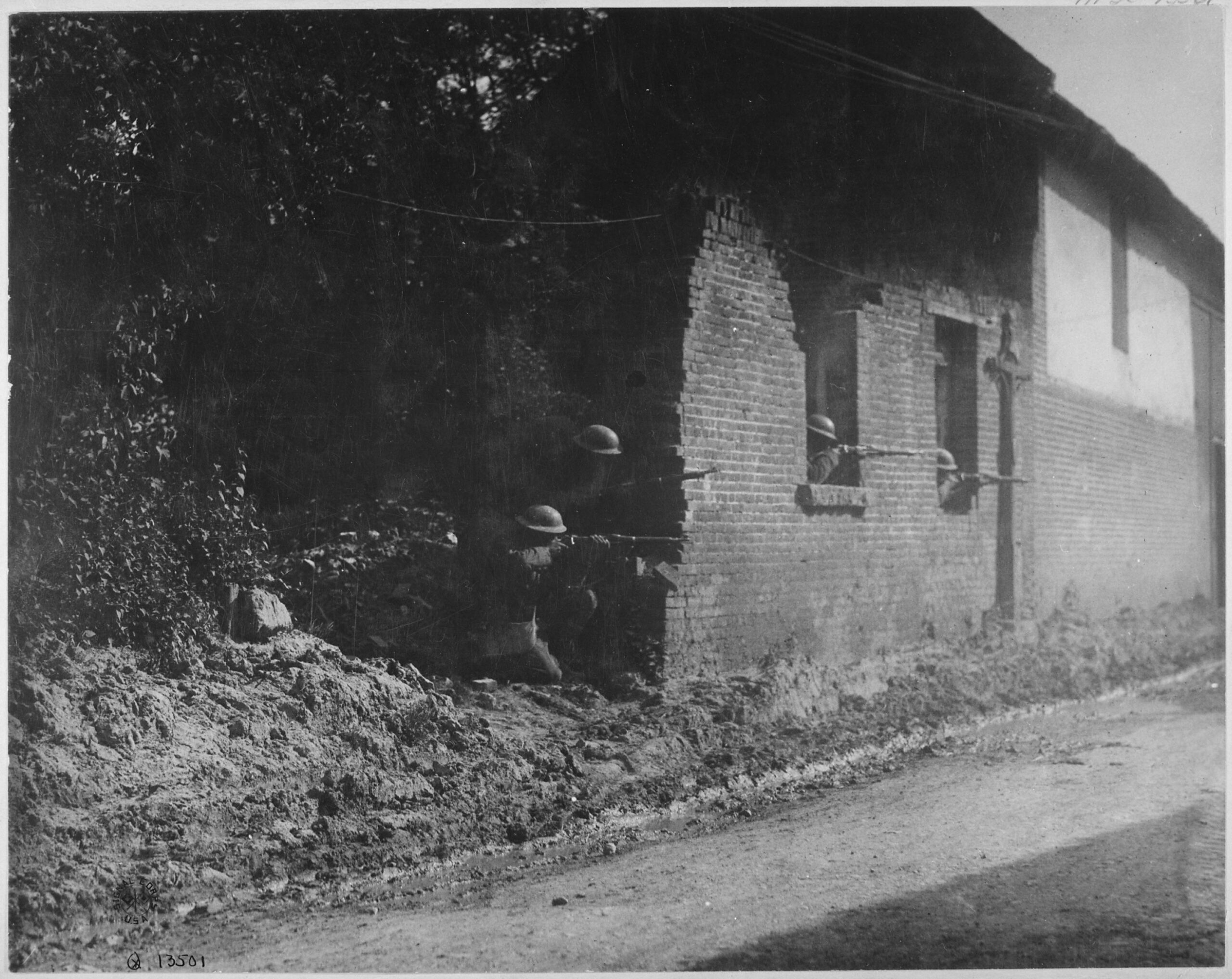 Sharpshooters of the American 28th Infantry search for enemy – Bonvillers, France (May 22, 1918) [3000×2384]
