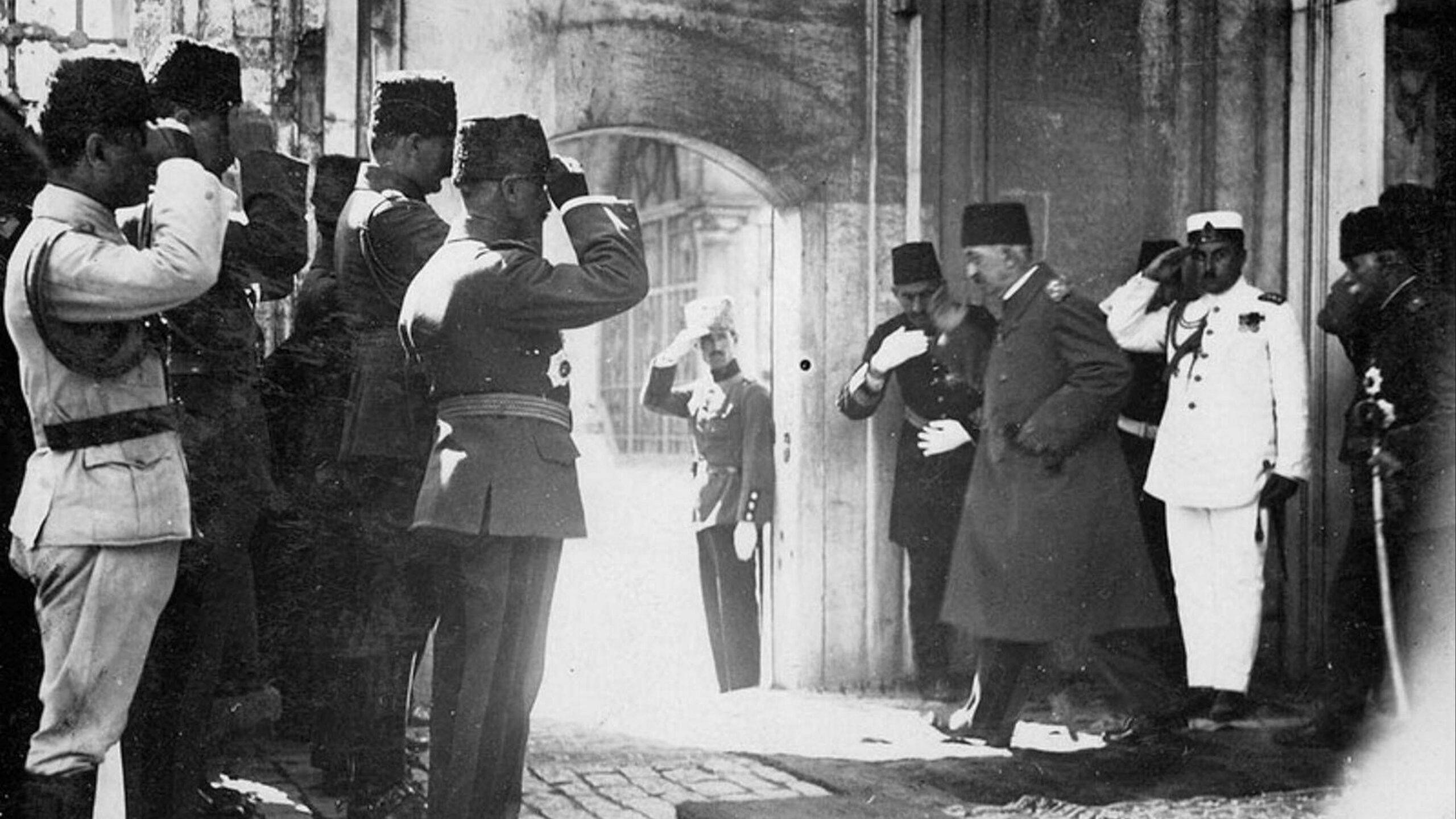 Sultan Vahideddin departing from the backdoor of the Dolmabahçe Palace, marking the end of the Ottoman monarchy and the beginning of the end of the Ottoman empire. (1922) [4013×2257]