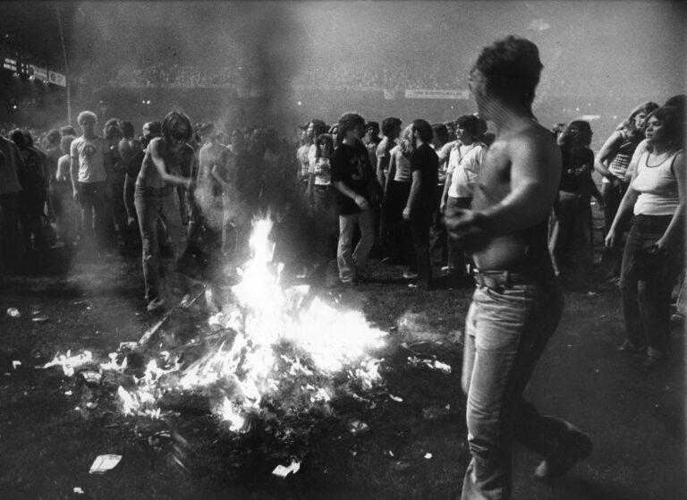 Rock fans burning disco records during Disco Demolition at the Comiskey Park baseball stadium in Chicago, July 12, 1979. [768 x 559]