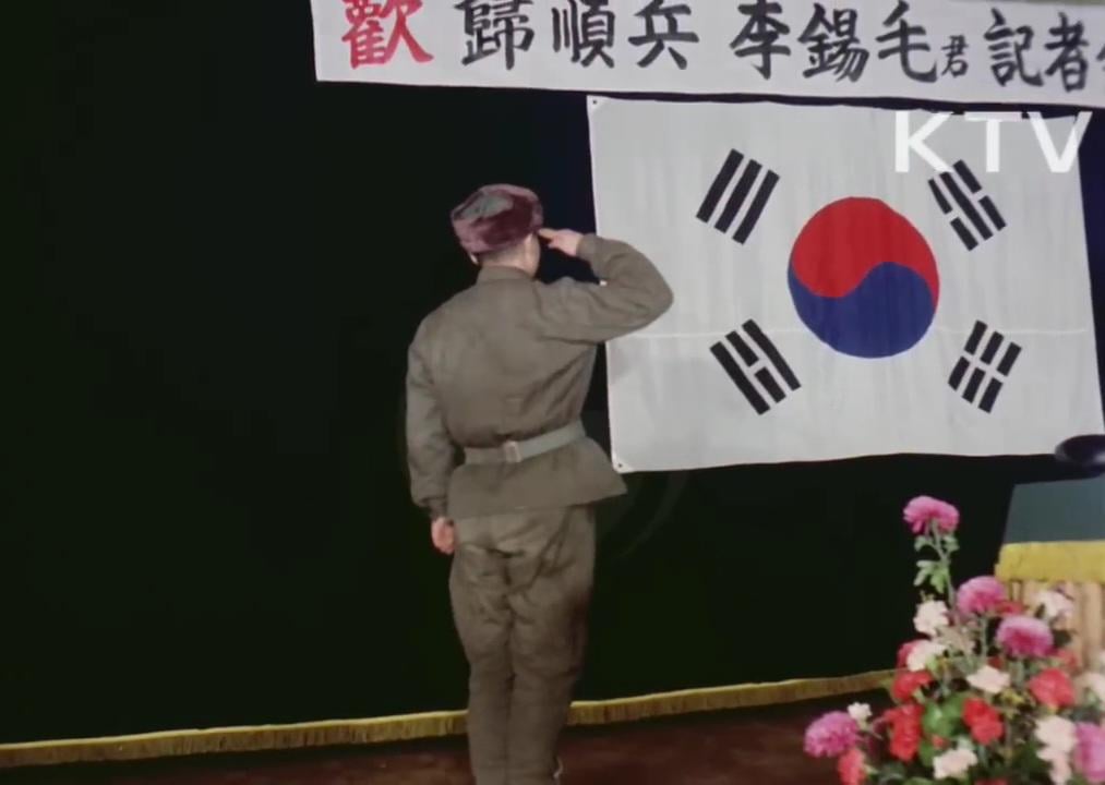 A North Korean private who defected salutes the South Korean flag in 1977, This 18 year soldier stated that he defected because he could not endure the hunger caused by the food shortages in North Korea at the time [1013 x 720]