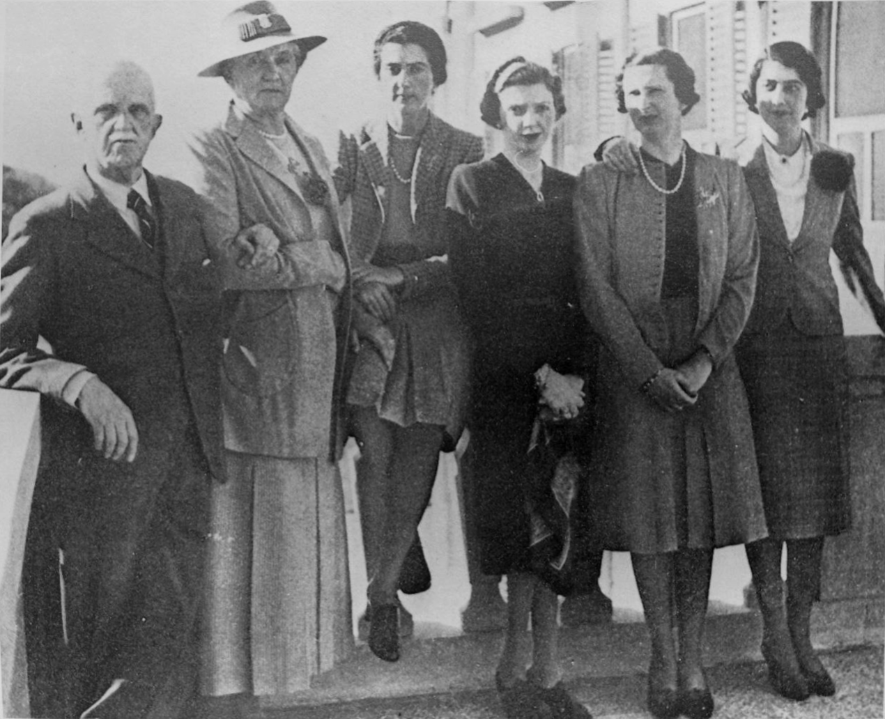 The King and Queen of Italy with their daughters in 1939: (left to right) Victor Emmanuel III, Queen Elena, Jolanda, Mafalda, Giovanna, Maria [1270×1032]