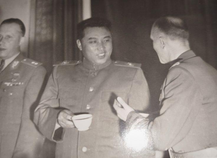 Very rare and little known photo of North Korean leader Kim il sung speaking with soviet soldiers during the time of the Korean war 1950s (736×537)