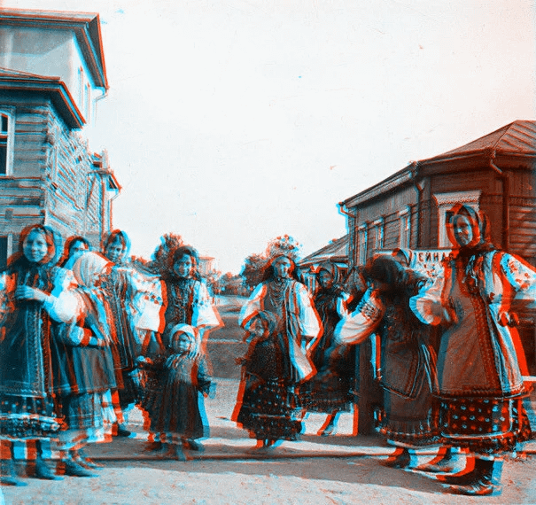 Women in traditional Ukrainian dress on a street in Kyiv, stereoscopic photograph, 1913 [605×570]