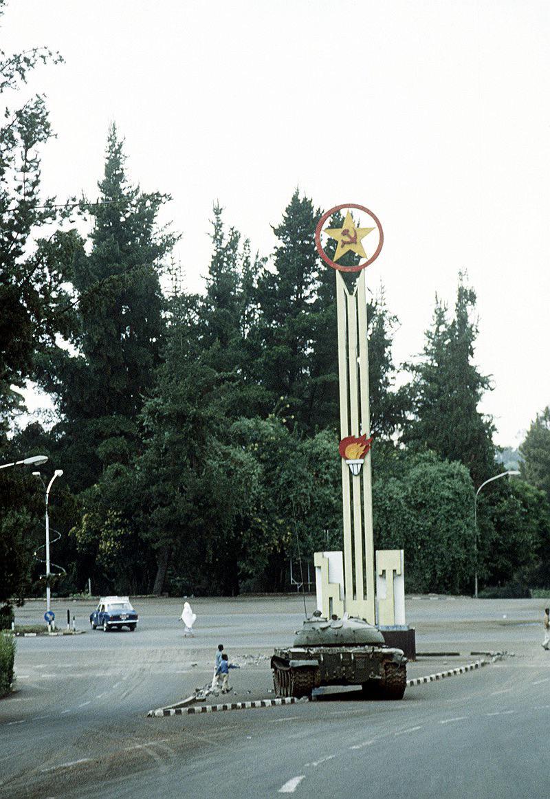 T-62 tank guards a road, after the Ethiopian People’s Revolutionary Democratic Front (EPRDF) entered Addis Ababa and overthrew the “Derg”– at end of the Ethiopian Civil War, c. May 28th, 1991. [800 x 1162]