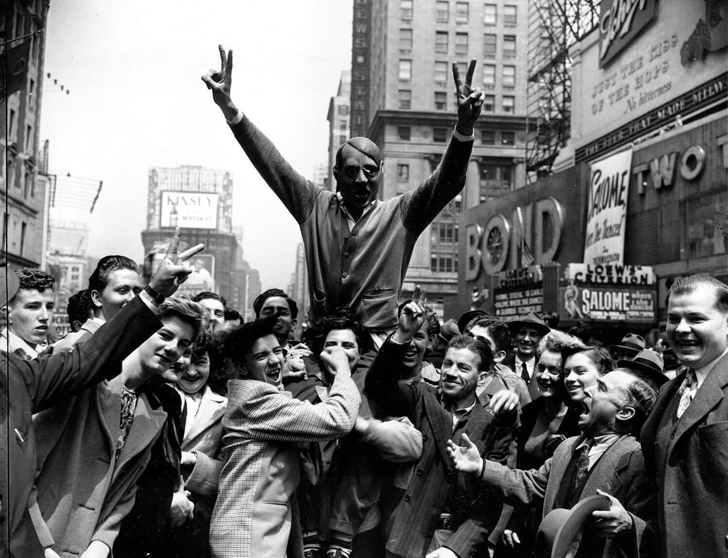 Crowds celebrate the surrender of Germany on VE Day in Times Square, New York. (1945) [1500×1150]