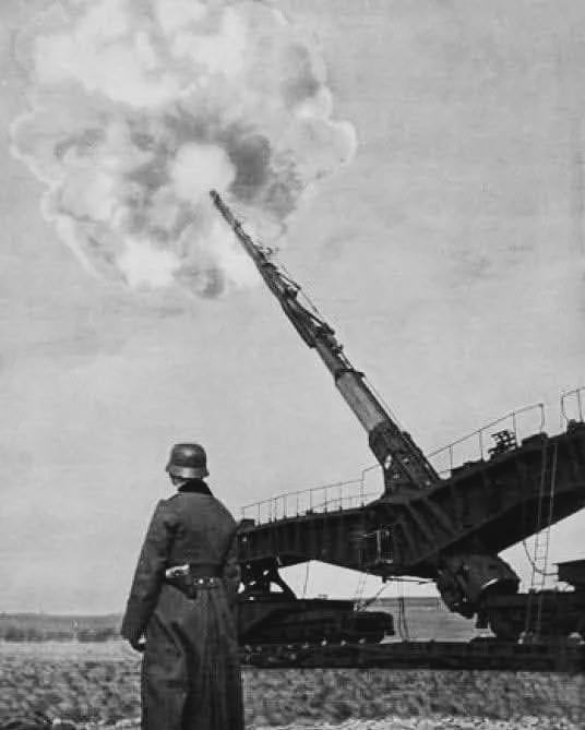 German railway gun Krupp Eisenbahnlafette K12 firing, 1942. [536×669]