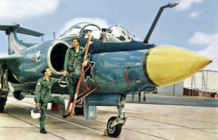 South African Air Force ’24 Squadron’ airmen pose in front of a Blackburn Buccaneer (c. 1970s–1980s). This aircraft was used extensively during the Border War—particularly in Operations Reindeer and Protea—and formed the backbone of the country’s nuclear strike capability. (736 x 473)