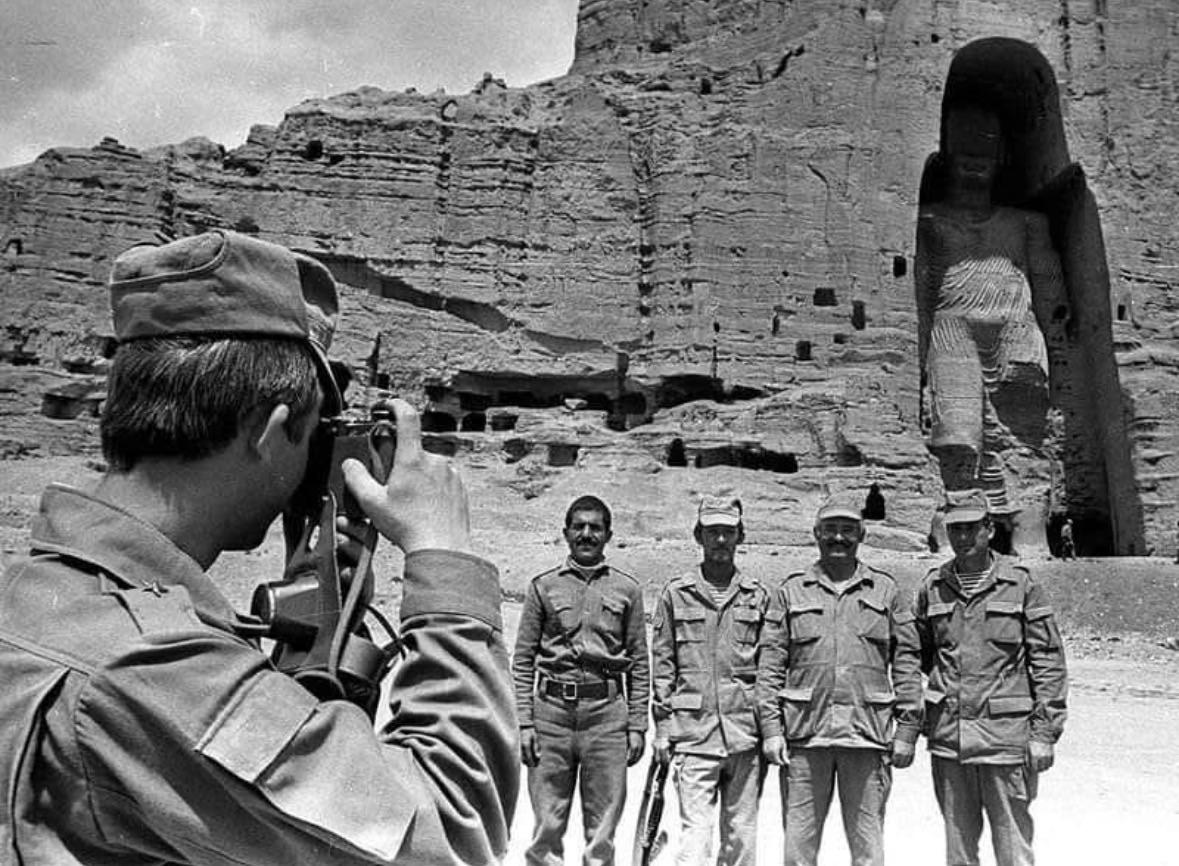 A group of Soviet invaders posing for a picture with the famous Bamyan Buddhas during the occupation of Afghanistan, 1980s. (1179×866)