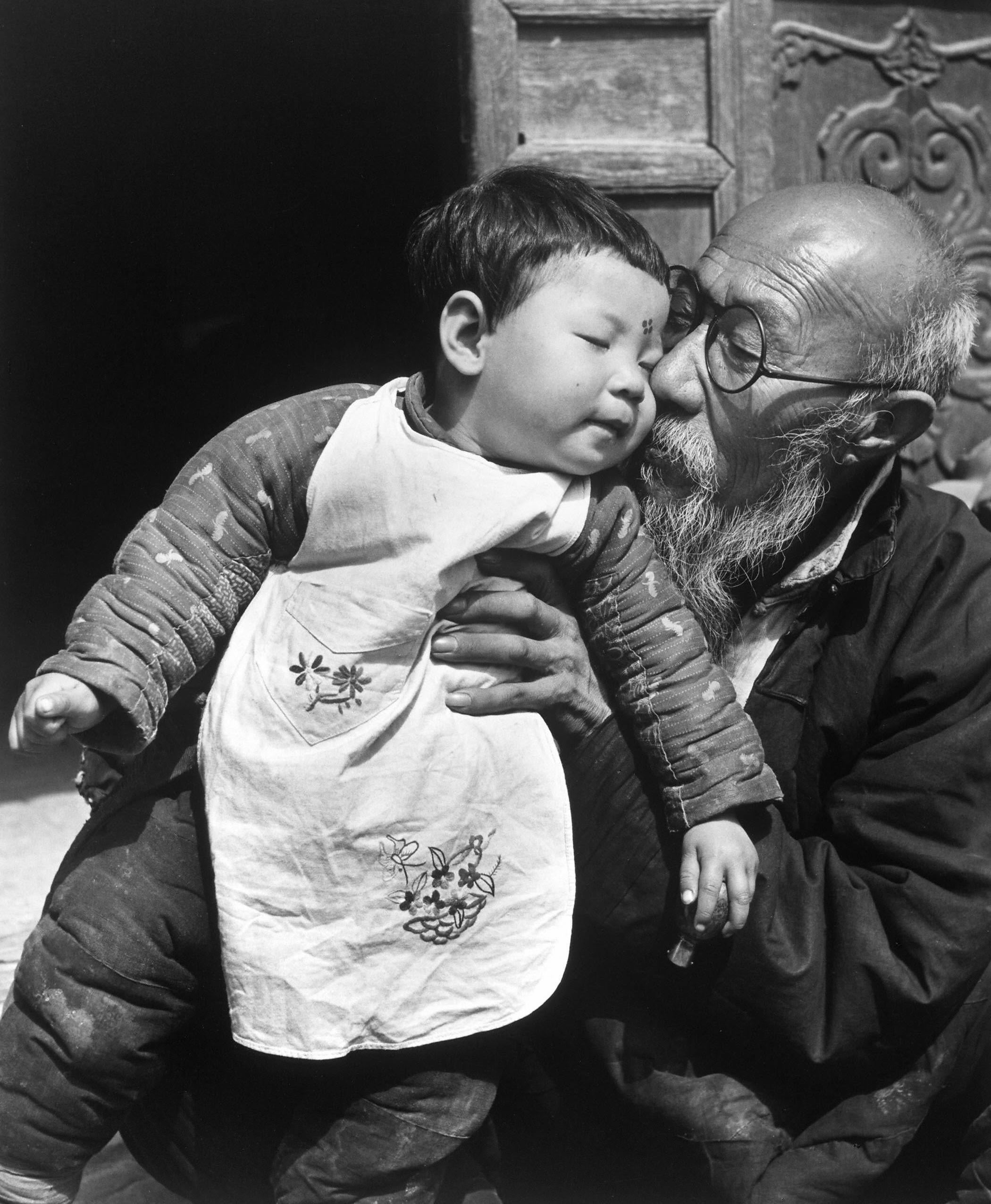 Village elder kissing his granddaughter. China, 1946. Photo by Dmitri Kessel for LIFE Magazine. [2100×2550]