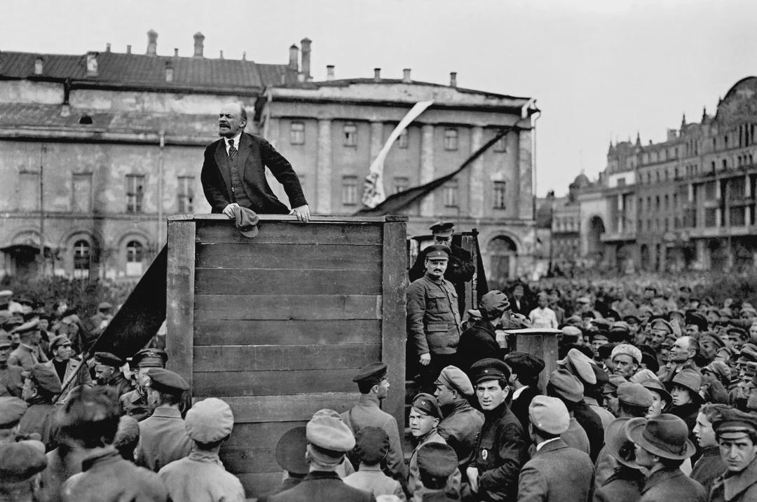 Lenin during a speech in Moscow, 1920. [5084×3373]