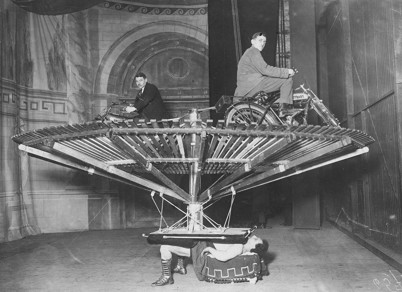 Strongman Zygmunt Breitbart performing in the circus, 1925[1338×971]