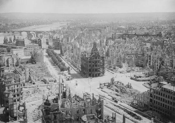 The historic city of Dresden, Germany after an 2 day allied bombing campaign known as “The Dresden Firestorm” during WWII, 1945 [600×423]